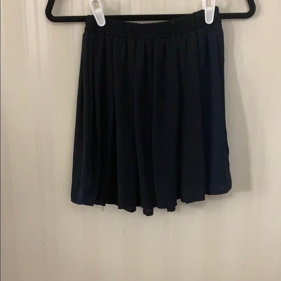 Brandy Melville one size‎ navy pleated skirt - Picture 3 of 8